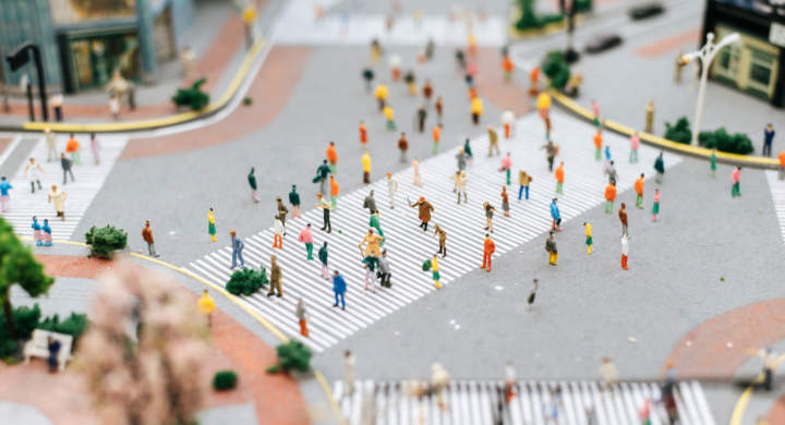 Small people or small people walk on many streets. Selective focus