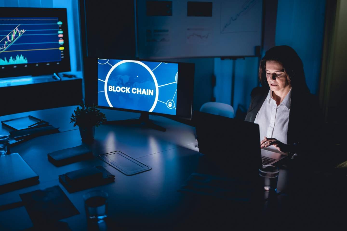 Business trader woman working at night inside fintech company office doing blockchain research - Focus on face